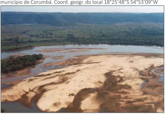 Figura  2  −  Assoreamento  no  rio  Taquari  com  suas  margens  rompidas,  município de Corumbá