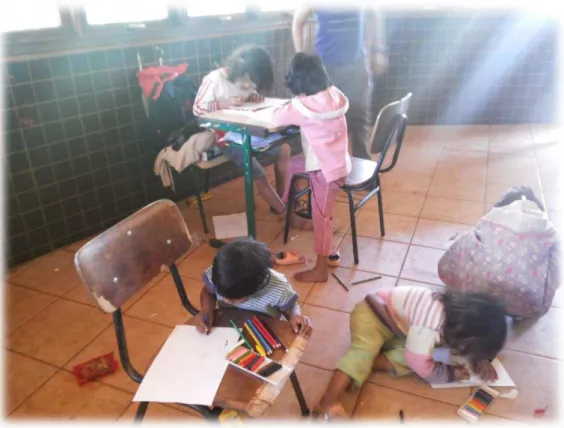 Figura 3: Foto de Crianças da Aldeia Tekoa Pyau fazendo desenho de livre criação  Fonte: Foto produzida pelo autor - 2013 