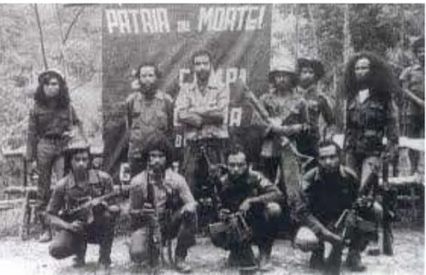 Figura 3: guerrilheiros timorenses refugiados nas montanhas, durante o período indonésio,  com faixa em Português com a frase: Pátria ou morte!  24  (sem data)