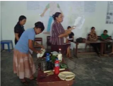 Figura 11: oficina geral com o tema “Saúde” -monitores ensinando como preparar remédios  tradicionais