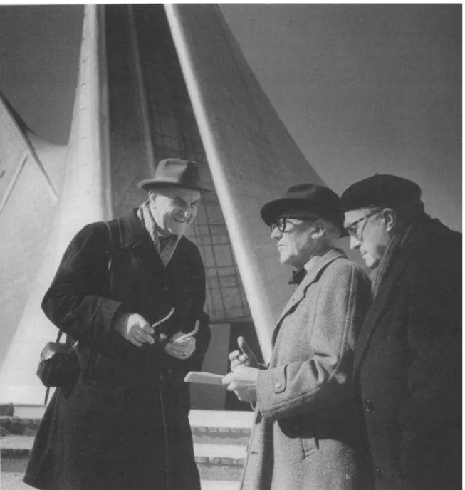 Figura 4: Kalff, Le Corbusier e Varèse em frente ao Pavilhão Philips  Fonte: Le Corbusier (1959, p