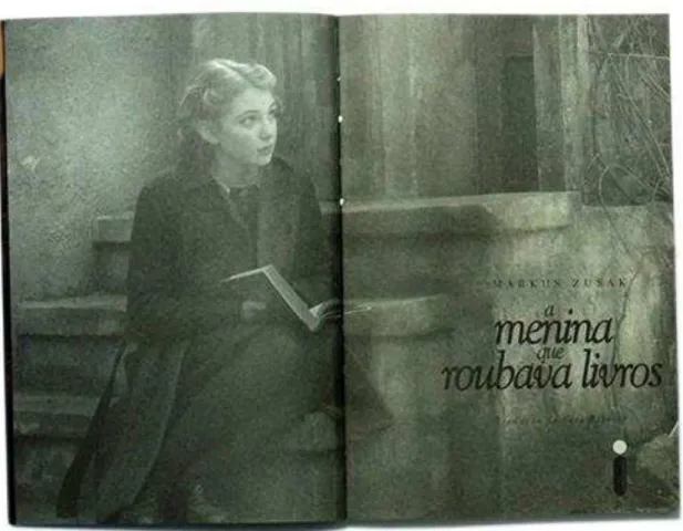 Figura 2  –  Foto da folha de rosto da obra literária, em que Liesel está sentada em um dos degraus que dá acesso  à porta de sua casa, com um livro em seu colo