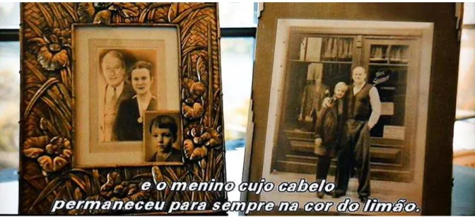 Figura 5  –  Legenda e trecho da cena que focaliza três fotos no apartamento da velha senhora Liesel: da esq