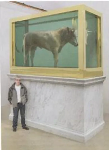 Figura 17  -  Damien Hirst junto à sua obra &#34;Golden Calf&#34;, 2008,   vendido, a 15 de Setembro por 10 345 250 libras