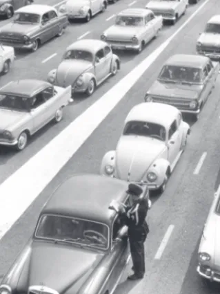 Figura 6.1 – Congestionamento de trânsito junto à fronteira de Elten                     (Holanda-Alemanha) durante as férias da Páscoa (1964)