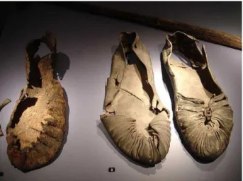 Figura 2 - Sandálias denominadas de carbatina. Fonte: Uma festa de sapatos de salto, sandálias,  botas...