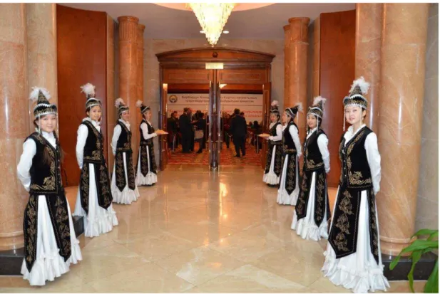 Foto 2:  Otantik kıyafetleriyle bilim adamlarını ve katılımcıları karşılayan Kırgız kızları (Foto: Cengiz ALYILMAZ) 