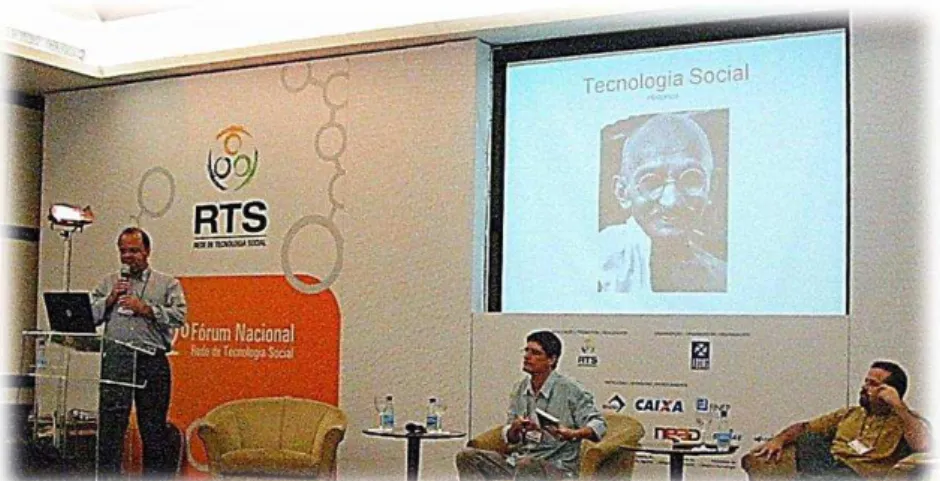 Figura  13  –  Flávio Cruvinel Brandão apresenta os conteúdos de seu  trabalho na 2ª Conferência Internacional de Tecnologia Social em 2009