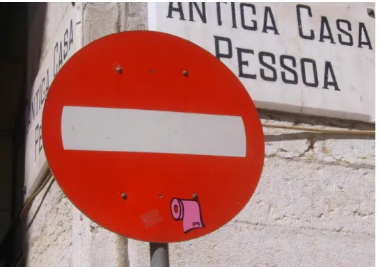 Figura 3.5. – Sticker em sinal de trânsito, Rua dos Douradores, Lisboa. Foto de Ágata Sequeira