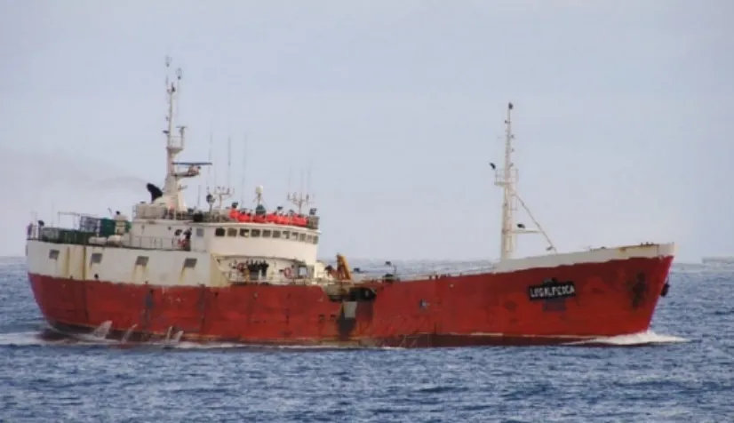 Foto 57. Lugalpesca em 2005, com bandeira do Uruguai. Os refor- refor-ços a vante e a estibordo, mostram que era um antigo arrastão