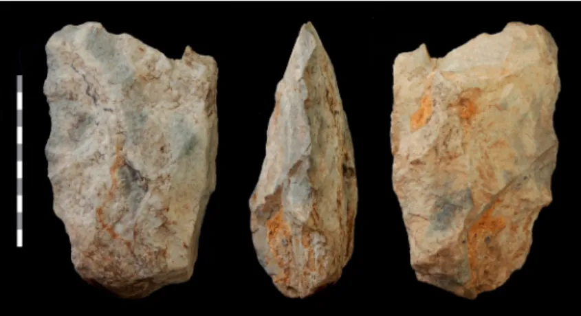 Fig.  9.  Machado de mão do tipo V proveniente da estação paleolítica do Cerro (gume  ligeiramente fracturado)