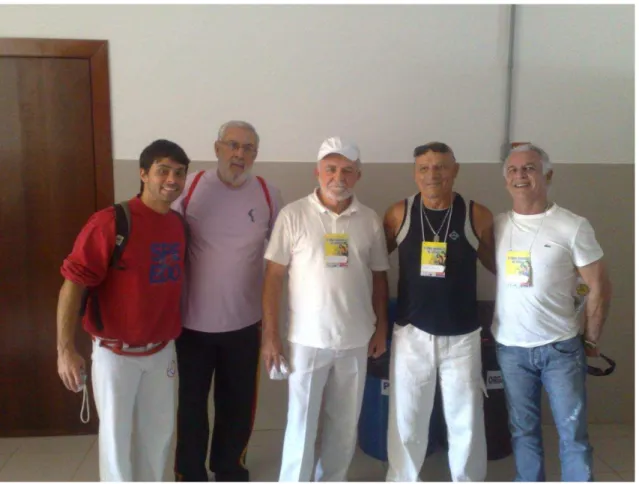 Figura 4 - Mestre Igor DF, Mestre Itapoan, Mestre Camisa Roxa, Mestre Tabosa DF, Mestre Monera DF (da  esquerda para direira) - Encontro &#34;Venha Mandingar no Cerrado,&#34; Taguatinga - 2011.