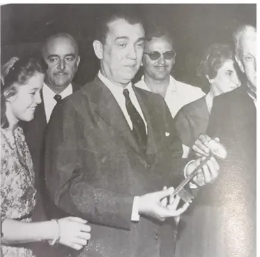 Figura 08 - Presidente JK recebe de Israel Pinheiro a chave  da cidade de Brasília. 
