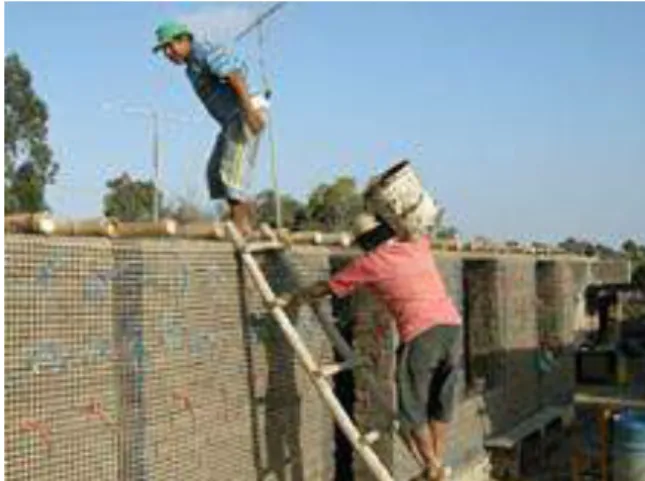 Figura  24  -  Reconstrução  das  casas  de  abobe  no  Peru  (Fonte:  BBC  News,  2009,  Disponível  em  WWW: 