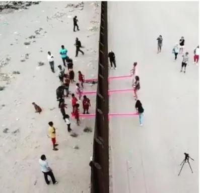 Figura 3: Gangorra: intervenção de Ronald Rael (2019) no muro-fronteira que  separa o México dos EUA 