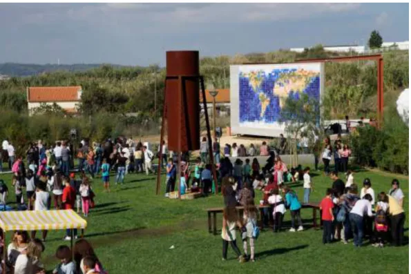 Figura 1 - Inauguração do Planisfério da Interculturalidade, 14 de Outubro de 2015. À direita, o  painel  do  Planisfério  da  Interculturalidade;  no  centro,  uma  das  peças  que  compõem  o  Monumento à Multiculturalidade