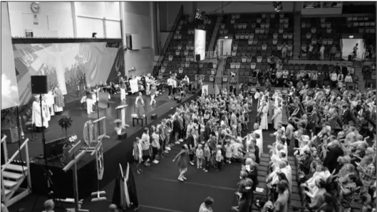 Figure no. 3 – A lot of children in front of the platform singing for the audience in the beginning   of a large meeting in Jönköping 2015