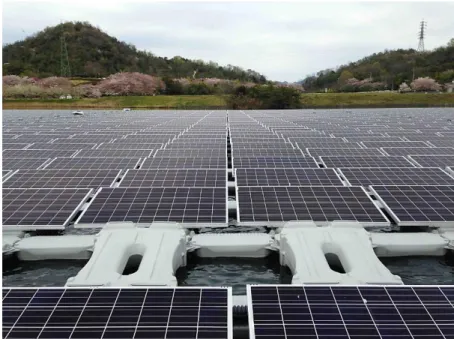 Figura 2.1 - Exemplo de uma instalação com painéis policristalinos, em Sakasama-Ike, Japão - 2,31 MW (2015)