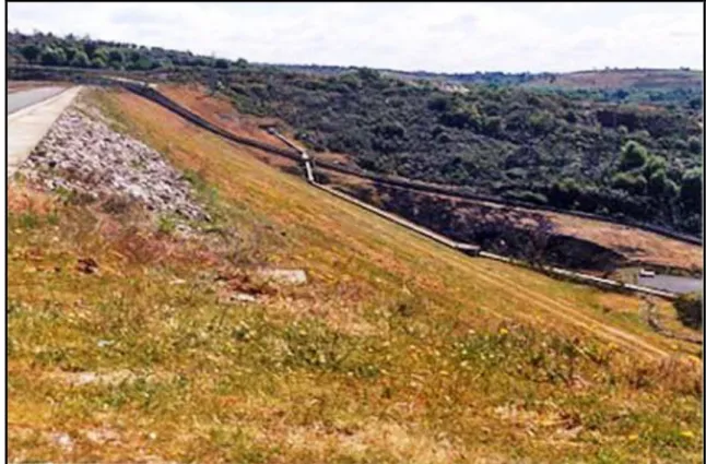 Figura 16. A barragem do Azibo construída em terra batida. (Fonte: CNPGB, 1992). 