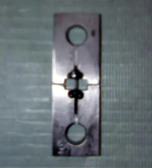 Figura  16-  Palito  colado  a  um  jig  de  Geraldelli, durante o teste de microtração