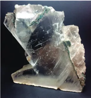 Figura 15. Cristal de gipsita bruto com clivagem perfeita  visível e brilho sedoso 