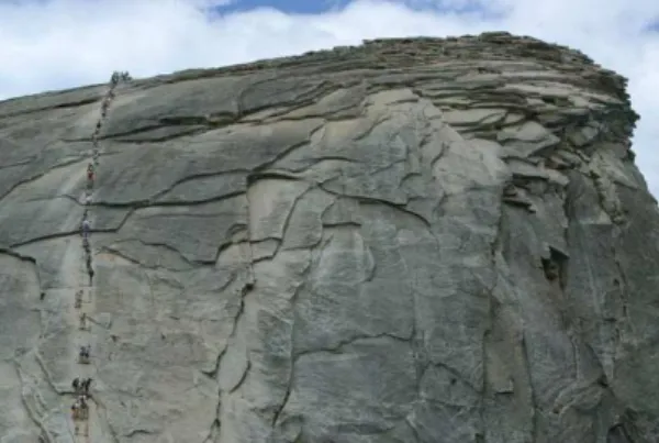 Figura 2. Juntas de esfoliação física no Yosemite National  Park, EUA. As descontinuidades acompanham  aproximadamente a superfície do terreno, lembrando  uma casca de cebola (Fonte: Buckingham et al