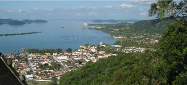 Figura 3 – Vista da baía de Antonina no alto do mirante do Morro do Bom Brinquedo, visitado na primeira atividade de  campo