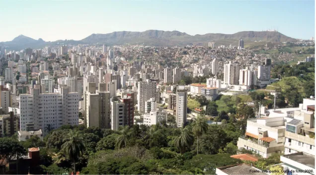 Figura 3 – O relevo da maior parte do município de Belo Horizonte é caracterizado por colinas amplas e alongadas que  fazem parte da Depressão do São Francisco, localmente denominada de Depressão de Belo Horizonte (1º plano da  foto)