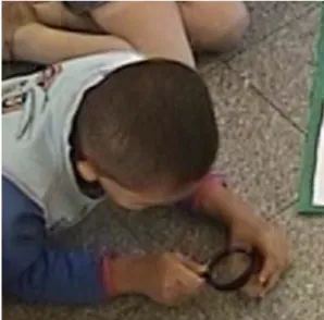 Figura 5. Momento em que uma criança aprende a utilizar a lupa. 