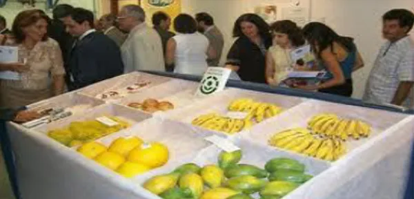 Figura  09:  Exposição  de  produtos  e  alimentos  tratados  por  processo  de  irradiação  visando  a  segurança  e  proteção  alimentar  dos  seus  consumidores.(14) 