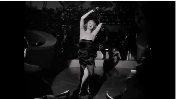 Figura 4.Gilda, embriagada, simula um striptease.  