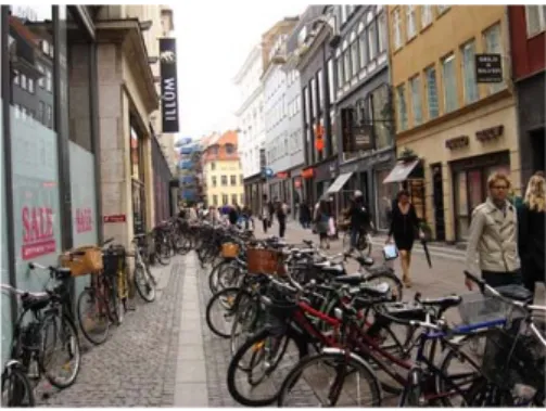 Figura 10 | “Ramblas” cheias de pessoas, Barcelona Figura 11 | Bicicletas estacionadas, Copenhaga 