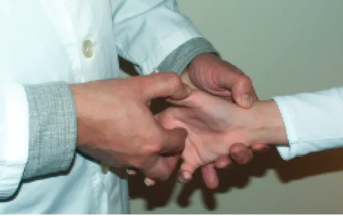 Figura 6 - Palpação dos tendões do longo abdutor e curto extensor do polegar sob abdução resistida: tenossinovite de De Quervain.