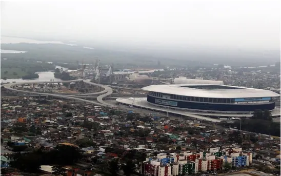 Figura 1 – Vista aérea do contraste entre edificações do estádio Arena do Grêmio e seu entorno da Vila  Farrapos e do bairro Humaitá