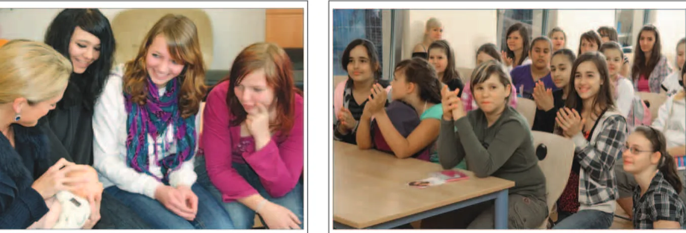 Abbildung 4: Mädchen applaudieren nach dem Gespräch mit der ÄGGF-Ärztin.