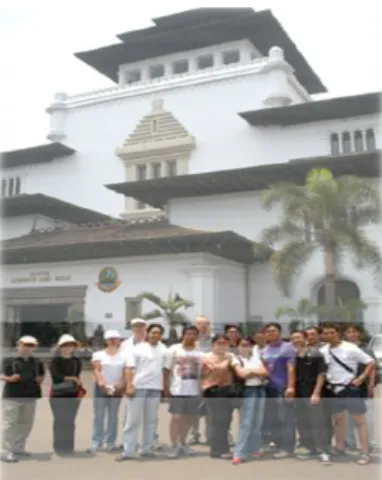 Gambar 2 Bandung Historical Walk (Oktober 2003) adalah heritage trail pertama yang ditujukan untuk  masyarakat luas di Kota Bandung, yang diselenggarakan oleh komunitas Bandung Trails 