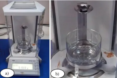 Figura 20 – a) Balança Eletrónica de Precisão, modelo Mettler Toledo AG204; b) Acessórios medição de densidades; 