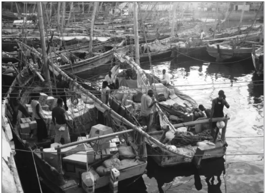 Figura 9: Dhows no porto de Stone Town carregando mercadorias   destinadas às outras ilhas do arquipélago
