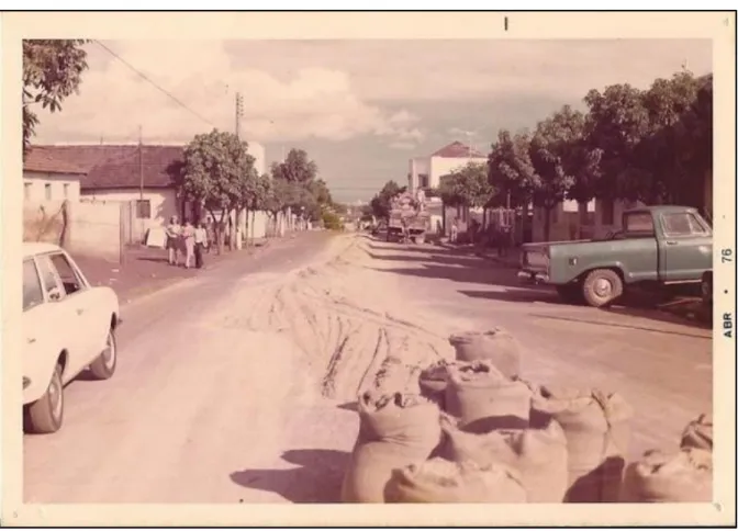 Foto 3-2 Secagem de arroz na rua central de Rio Verde (1976) 