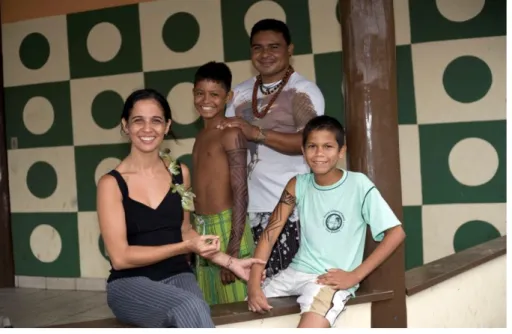 ILUSTRAÇÃO 7 – Professor Ademário Braz durante aula de cultura pataxó na  Escola Indígena Coroa Vermelha – Pintura corporal 