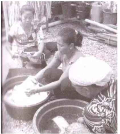 Gambar 2 Pembersihan limbah plastic 