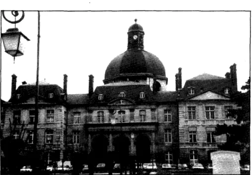 Fig. 4 — A fachada principal do Hospital de Salpétrière em Paris (monumento nacional  francês) 