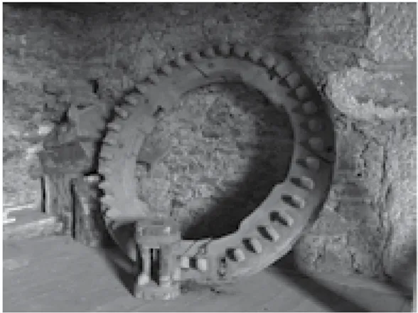 Fig. 9 – Antrosa (roda com dentes horizontais) e  Carrinho (peça composta por cinco fuseis verticais  onde engrenam os dentes da Antrosa), Azenha de  Bairros – Trofa; Ano: 2009; Autor: R