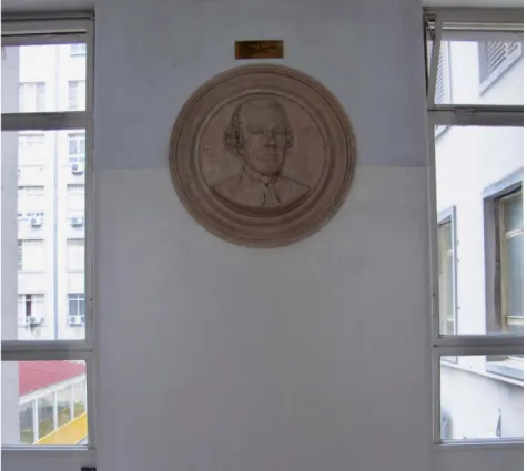 Fig. 2 – Medalhão retratando Manuel Constâncio, da autoria de Moreira Rato, 1906 Fotograﬁa da autora, cortesia da Faculdade de Medicina da Universidade de Lisboa