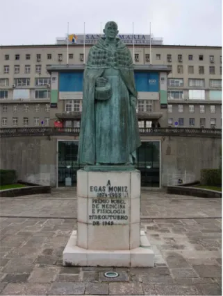 Fig. 4 – Estátua representando Egas Moniz, da autoria de Euclides Vaz, 1974 Fotograﬁa da autora, cortesia da Faculdade de Medicina da Universidade de Lisboa