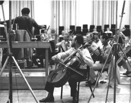 Fig. 2: Italo Babini gravando as Variações Rococó de Tchaikovsky, com a Orquestra Filarmônica de  Londres
