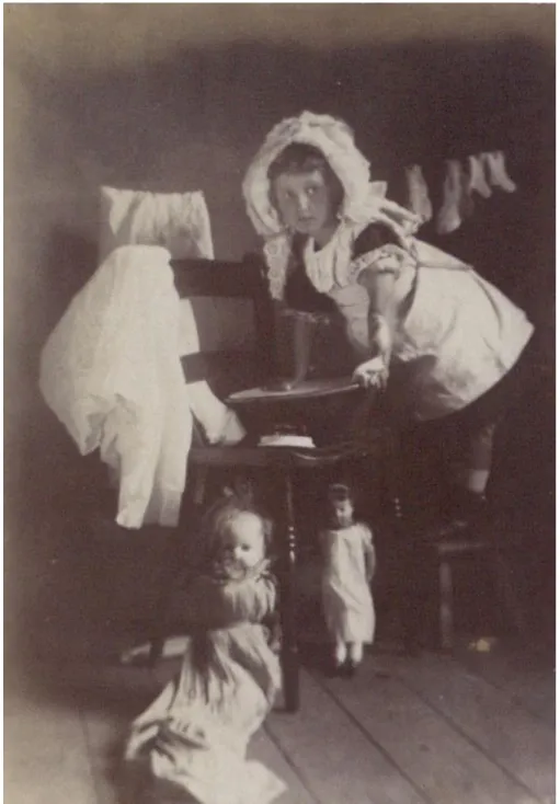 Figura 1 - Girl playing with dolls, 1891 3 . The National Archives.