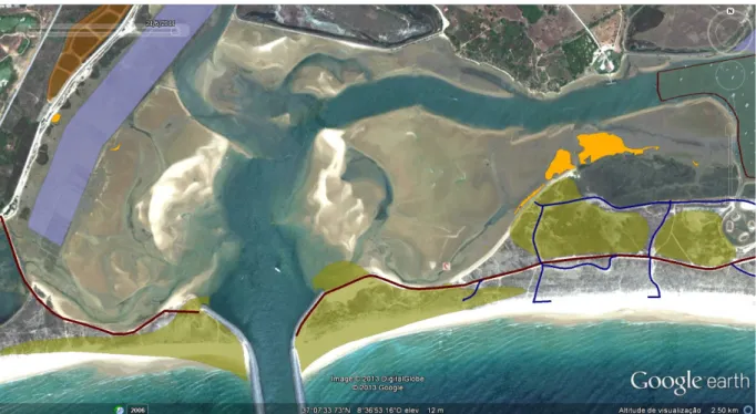 Figura 4.4.1 - Localização do passadiço em madeira (linha azul) que se estende ao longo da restinga  oriental de modo a assegurar o acesso pedonal à praia, protegendo as dunas e a vegetação dunar