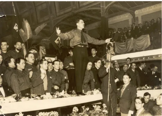 Figura 1 – Francisco Rolão Preto discursando no jantar-comício do Palácio de Cristal, no  Porto, em 1933.