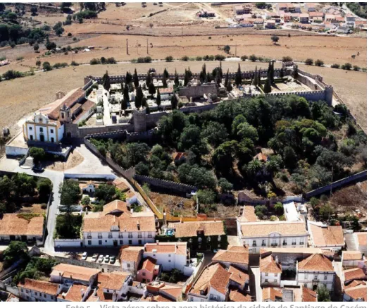 Foto 5 – Vista aérea sobre a zona histórica da cidade de Santiago do Cacém   Fonte: FOTO 538600 (in monumentos.pt) ano 1995 acedido em 18-11-2009 